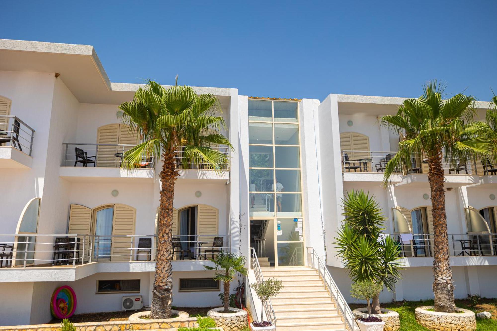 Royal Blue Hotel Dhërmi Eksteriør billede
